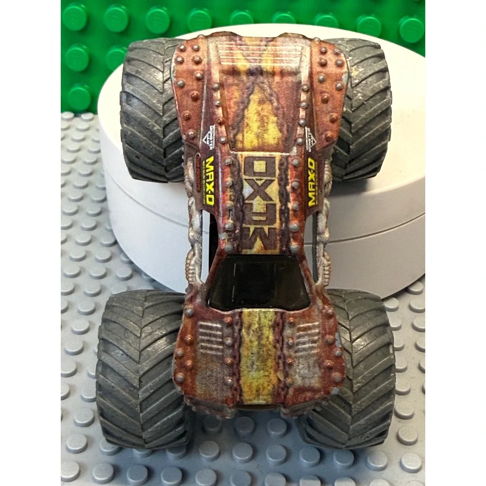 Monster Jam Max-D Zombie vs Hunter Monster Truck 1:64 Scale Diecast BKT Tires